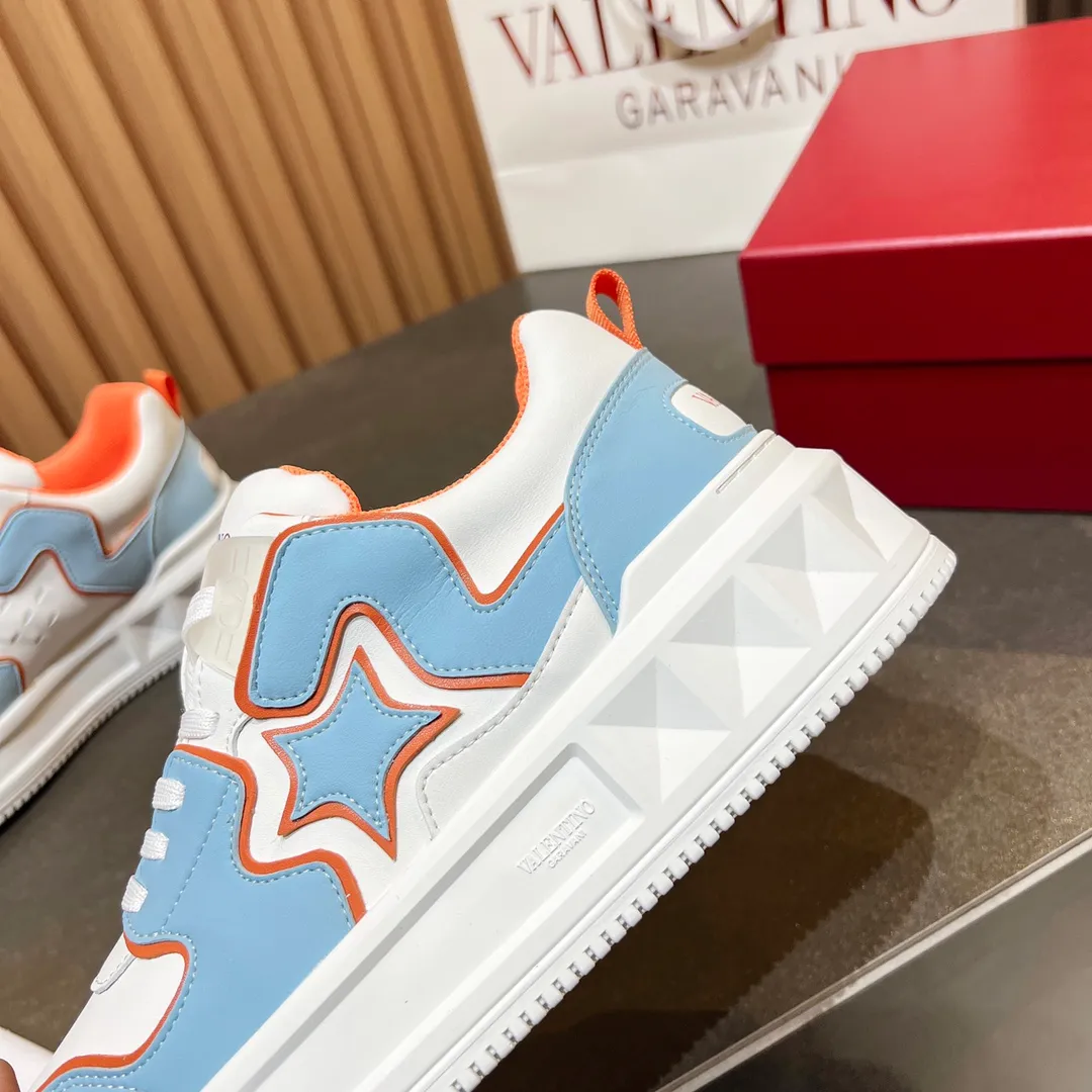 👟👟Ex-factory price 660👟👟 𝑽𝒂𝒍𝒆𝒏𝒕𝒊𝒏𝒐Valentino 𝑶𝒏𝒆𝑺𝒕𝒖𝒅 Couple casual sports shoes series Valentino 2024 new couple sports shoes are on sale. The original ZP was purchased and dismantled. Repeated pattern making and modification. I tried my best to restore it one to one! Top luxury masterpiece Signature five-pointed star design Soft and comfortable genuine leather with contrasting colors brings excellent and elegant texture and excellent on-foot comfort Top purchasing version upper: imported calfskin surface/original oil edge craftsmanship Outsole: original development 𝐓𝐏𝐔 two-color combination outsole Packaging: original configuration complete package Code number: 34-𝟒𝟓